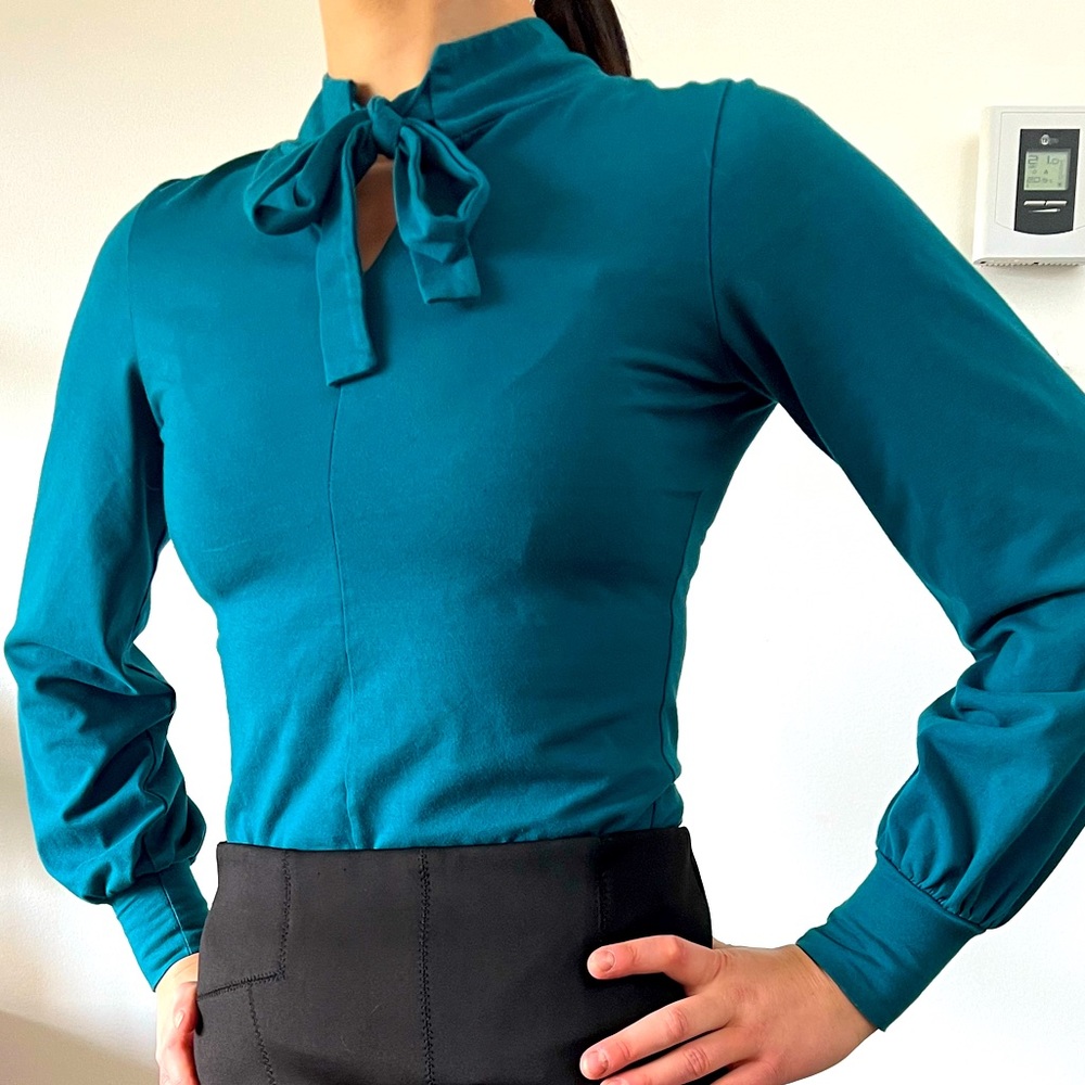 Ève Lavoie shirt with bow collar